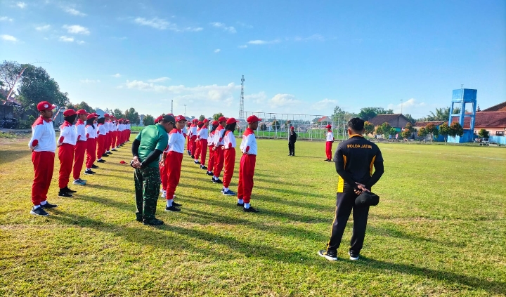 Persiapan Upacara Hari Kemerdekaan, TNI Dan Polri Di  Kecamatan Cluring Latih Peserta Paskibra