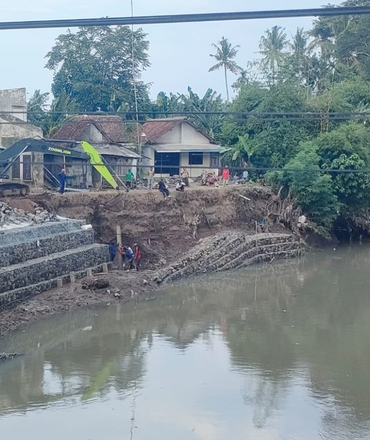 Proyek Pembangunan Bronjong di Desa Kedungringin Ambruk, Uang Negara Hanyut Terbawah Arus