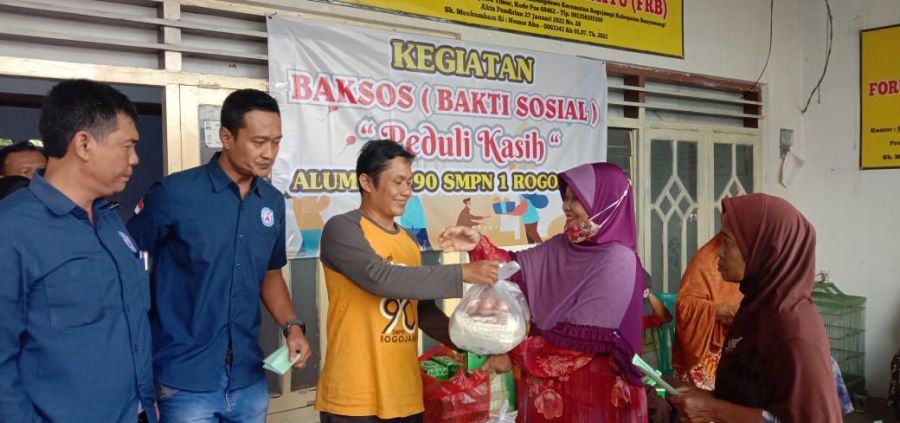 Puluhan Paket Sembako Dibagikan Kepada Kaum Dhuafah Oleh Alumni SMPN 1 Rogojampi Bersama FRB