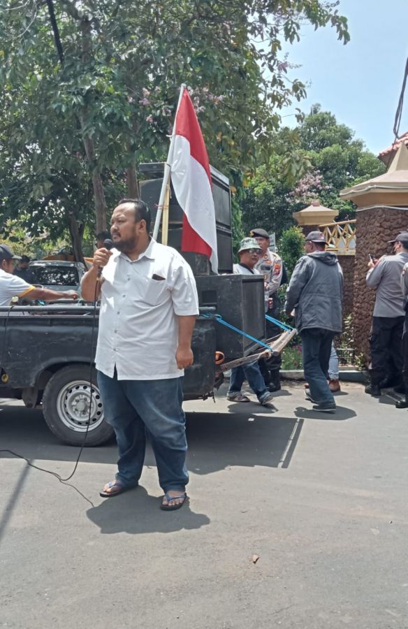 Puskaptis Gelar Aksi Damai Didepan Kantor DPU CKPP Banyuwangi