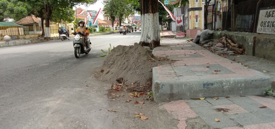 Rehabilitasi Jalan Trotoar di Rogojampi Menjadi Polemix, Ketua FRB Siap Datangi Dinas Terkait.