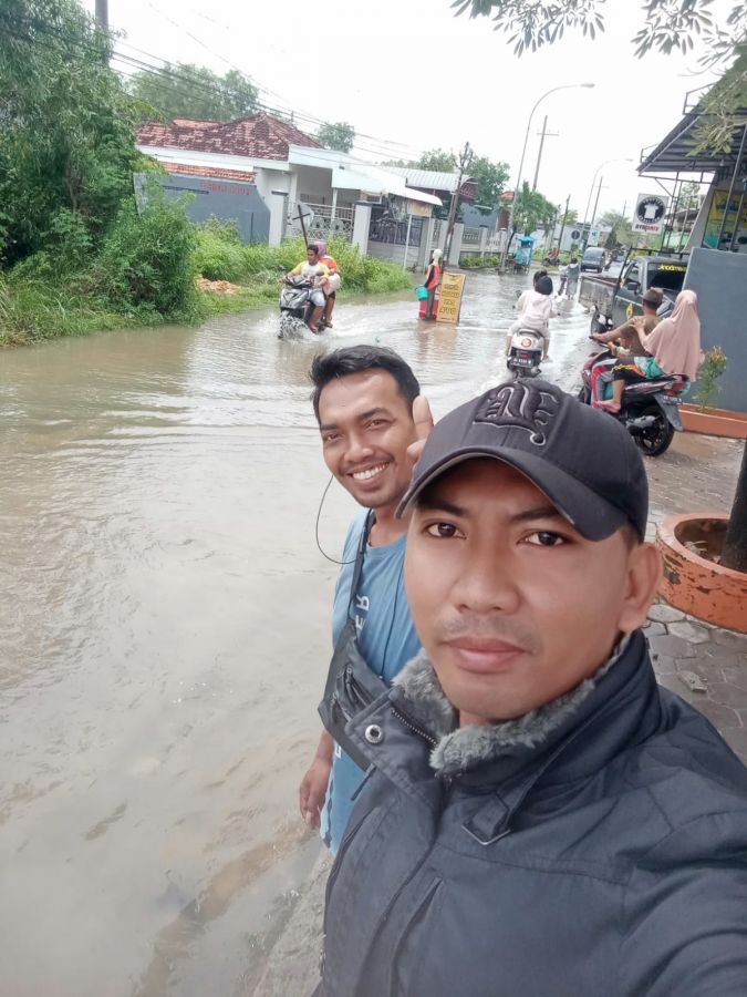Rigit Beton Bantu Warga Dalam Keadaan Banjir di Arosbaya