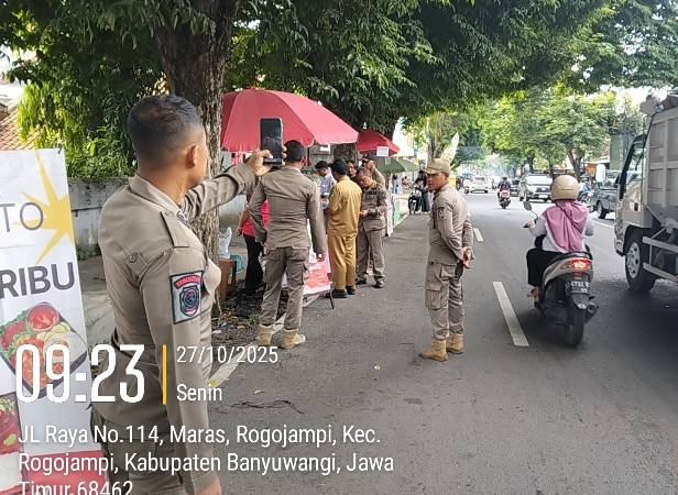 Satpol-PP Tertibkan PKL di Depan Kantor Kecamatan Rogojampi Kabupaten Banyuwangi