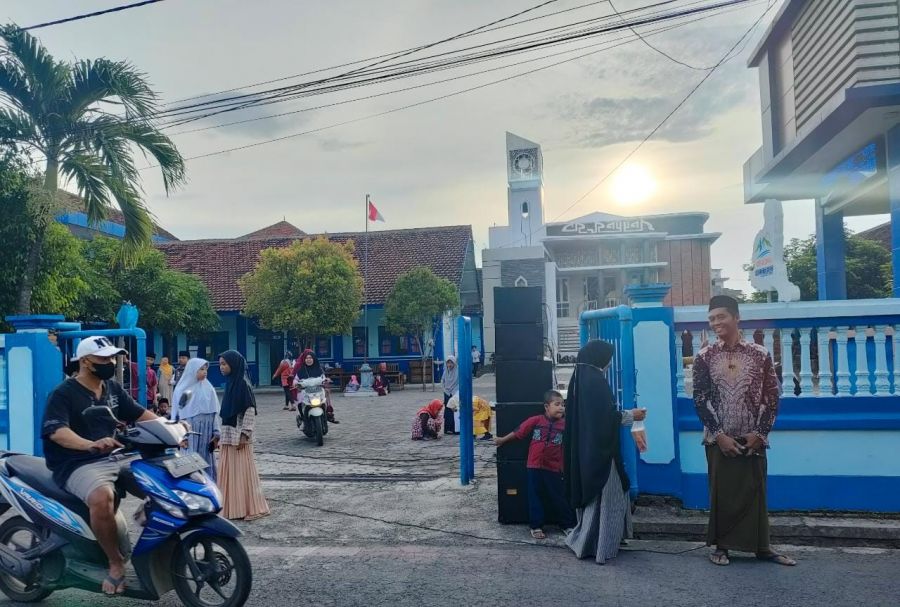 SD Muhammadiyah 05 Muncar Bagikan Takjil Untuk Pengguna Jalan