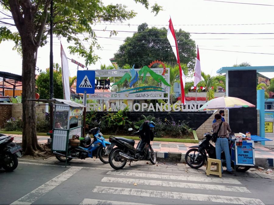 SDN 1 Mojopanggung Banyuwangi Diduga Kuat jual Beli Seragam Sekolah Kepada Siswa Baru
