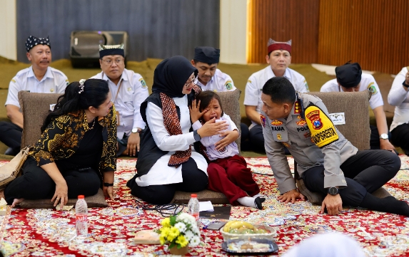 Siswa Sekolah Rakyat Banyuwangi Menangis di Pelukan Bupati Ipuk
