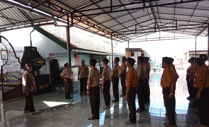 Warga Binaan yang Tergabung dalam Pramuka Lapas Banyuwangi Diberi Pengenalan Upacara Penegak