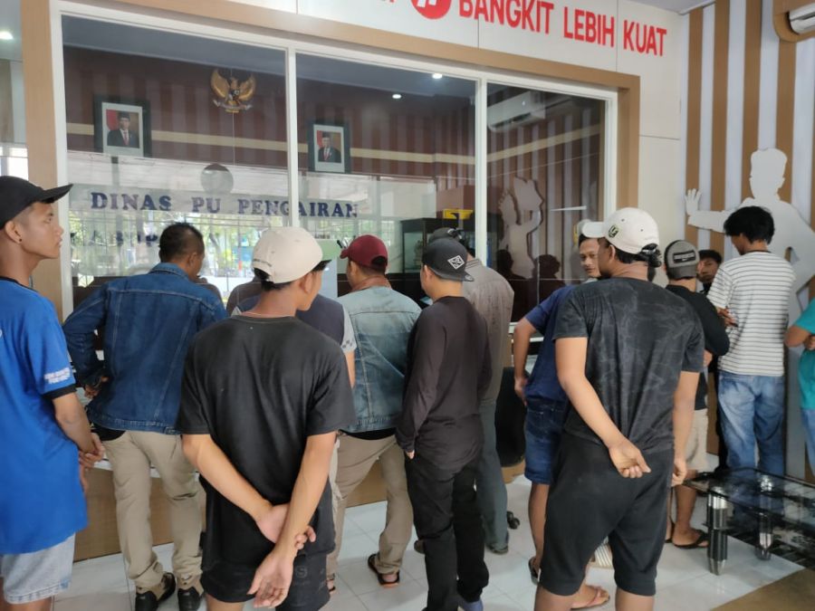 Warga Kampung Ujung Gerudug DPU Pengairan. Ada apa?