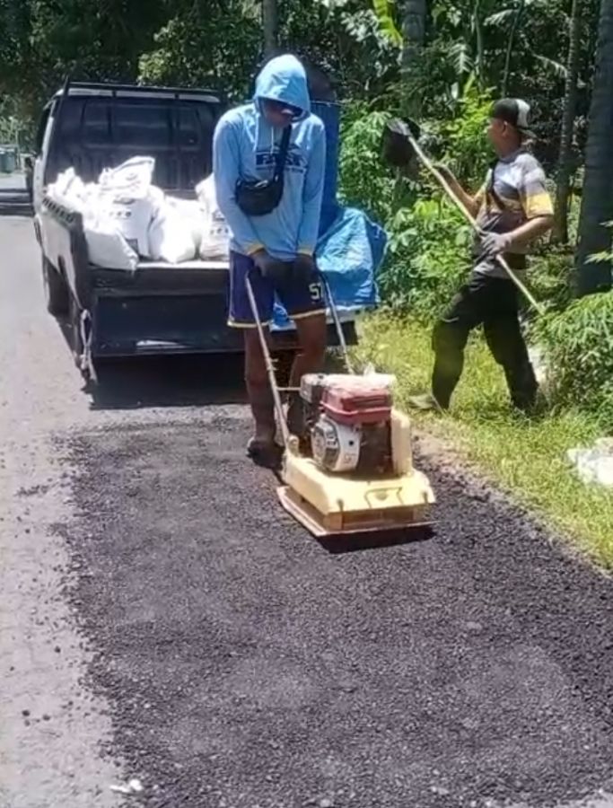 Warga Masyarakat Apresiasi Tambal Sulam Jalan Berlubang di Dusun Pancoran Rogojampi Banyuwangi
