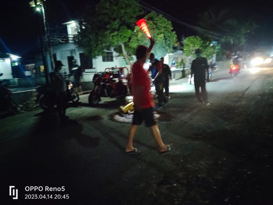 Welcome Desa Tembokrejo, Sambut Pemudik dari Luar Kota Lakukan Penambalan Jalan