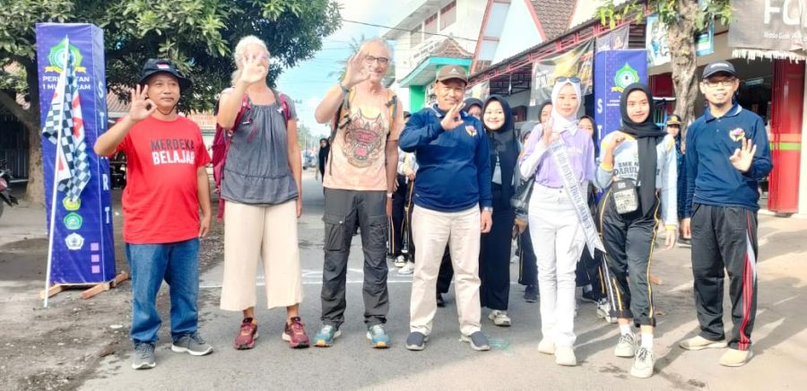 Wow..
Yayasan Ponpes Mambaul Ulum , Gelar Jalan Sehat Diikuti 5000 Peserta 