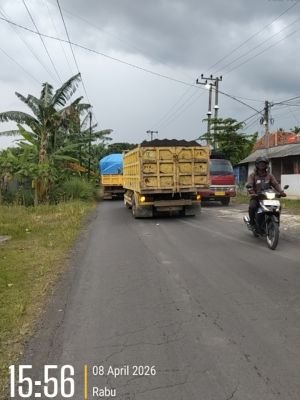 formasi-siap-turun-bersama-warga-dusun-pancoran-rogojampitutup-akses-jalan-yang-dilewati-truk-pasir