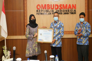 Ombudsman RI Perwakilan Jatim, Serahkan Piagam Penghargaan kepada Bupati Banyuwangi